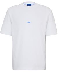 HUGO - T-Shirt aus Baumwoll-Jersey mit blauem Logo-Patch - Lyst