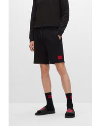HUGO Short en molleton de coton avec étiquette logo rouge - Noir