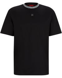 HUGO - T-Shirt aus Interlock-Baumwolle mit Ketten-Print am Ausschnitt - Lyst