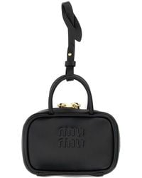 【関税&送料込】Miu Miu Mud Leather Beau Keyring Necessaire すぐ届く！】 MiuMiu ミュウミュウ メタル ロゴ キーリング