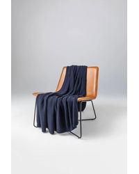 Johnstons of Elgin - Texture Knitted Dark Cashmere Throw - Lyst