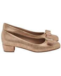 Ferragamo - Vara Bow Metallic Pumps - Lyst