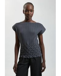 Karen Millen - Ribbed Knit Power Shoulder Top With Manipulated Stitch Detail - Lyst