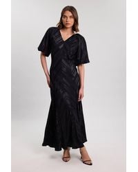 Karen Millen - Stripe Fabric Detail Fluid Short Sleeve Midi Dress - Lyst