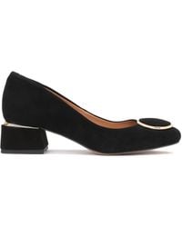 Kazar - Schwarze Wildlederpumps Mit Modischem Absatz Und Runder Brosche Auf Der Vorderseite - Lyst