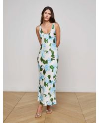 L'Agence - Robe Longue En Satin Akiya, Ivoire Avec Maxi Imprimé Hortensias Bleu Clair - Lyst