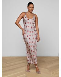 L'Agence - Robe Longue En Satin Akiya, Taupe À Imprimé Lèvres Rouge Foncé - Lyst