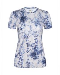 L'Agence - T-Shirt Ajusté Ressi, Ivoire À Imprimé Dentelle Et Cachemire Bleu Style Aquarelle - Lyst
