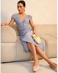 Gini London - V Neck Textured Gingham Midi Dress - Lyst