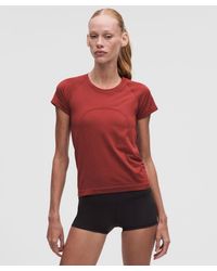 lululemon - – Swiftly Tech Short-Sleeve Shirt 2.4 Waist Length – /Burgundy – Size 4 - Lyst