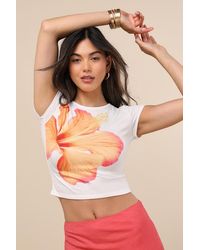 Lulus - Marita Short Sleeve Cropped Hibiscus Graphic Tee - Lyst