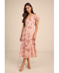 Lulus - Camillo Blush Floral Jacquard Flutter Sleeve Midi Dress - Lyst