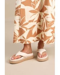 Billini - Amaya Bone Raffia Flatform Flip Flops - Lyst