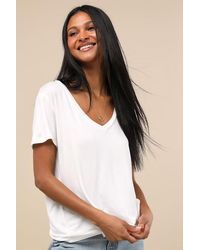 Lulus - Adyn V-Neck Short Sleeve Tee - Lyst
