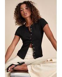 Lulus - Annalena Ribbed Button-Front Short Sleeve Top - Lyst