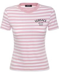 Versace - T-shirt Aus Baumwolljersey Mit Logostreifen - Lyst