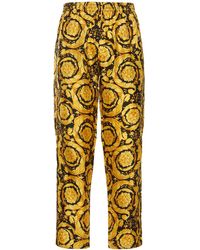 Hombre Ropa de Pantalones cortos de Pantalones cortos informales Pañuelo baroque de sarga de seda estampado Versace de Seda de color Naranja para hombre 