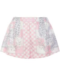 Versace - Shorts damier in twill di seta con stampa - Lyst