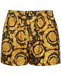 Versace - Shorts de seda con estampado - Lyst