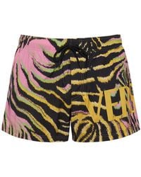 Versace - Bañador shorts de nylon con logo estampado - Lyst