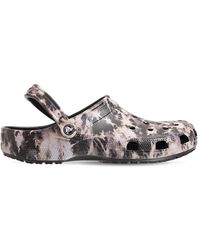Herren Schuhe Sandalen Crocs™ Gummi Klassische Sandalen Mit Tie Dye-druck in Weiß für Herren Pantoletten und Zehentrenner Ledersandalen 