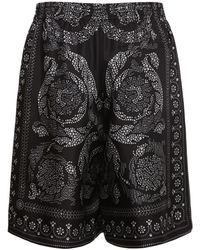 Versace - Shorts in twill di seta con stampa - Lyst