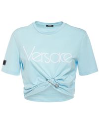 Versace - T-shirt cropped in jersey con logo e nodo - Lyst
