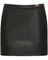 Versace - Jupe courte en cuir plongé à logo - Lyst