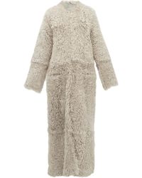 Raey Manteau long sans col en shearling bouclé - Gris