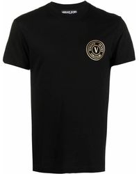 Herren Bekleidung T-Shirts Kurzarm T-Shirts Versace Jeans Couture Baumwolle T-Shirt mit V-Emblem in Schwarz für Herren 