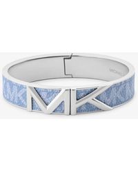 Michael Kors Pulsera rígida Mott plateada con logotipo - Azul