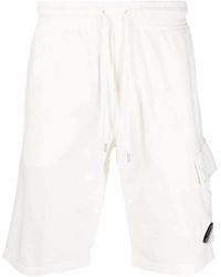 C.P. Company - Pantaloncini cargo in felpa leggera bianchi - Lyst