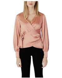 Guess - Overhemden ,Roze ,Polyester Roze Blouse Met V-Hals, Lange Mouwen En Kanten Sluiting - Lyst