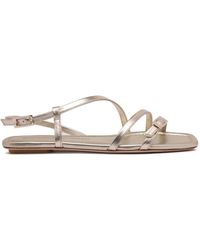 Stuart Weitzman - Goldene Sandalen Mit Überkreuzten Riemen - Lyst