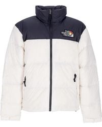 The North Face - Donsjack 1996 Retro Nuptse Pride Jacket Gardenia Wit - Lyst