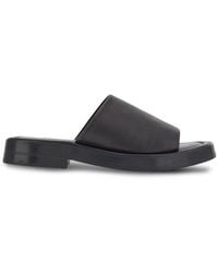 Ferragamo - Sandali in pelle nera con cinturino incrociato - Lyst