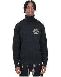 Versace Jeans Couture - Schwarzer pullover mit v-emblem-logo und hohem kragen - Lyst