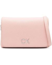 Calvin Klein - Rosa schultertasche mit re-lock-klappe - Lyst