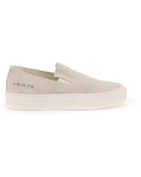 Common Projects - Slip-on sneakers in camoscio con stampa a contrasto - Lyst