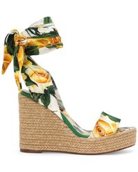 Dolce & Gabbana - Sandalias con estampado floral y cuña - Lyst