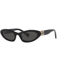 Miu Miu - Sonnenbrille mit unregelmäßiger form, dunkelgrauen gläsern und goldenem logo - Lyst