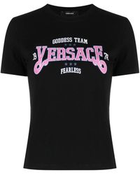 Versace - T-shirt in cotone con stampa del logo e slogan - Lyst