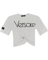 Versace - T-shirt con logo spilla di sicurezza - Lyst