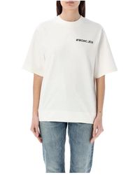 Moncler - Weißes t-shirt mit gummi-logo - Lyst