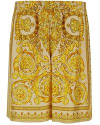 Versace - Shorts in seta gialli con stampa barocco - Lyst