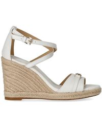 Michael Kors - Weiße Ledersandale Mit Keilabsatz Und Goldlogo - Lyst