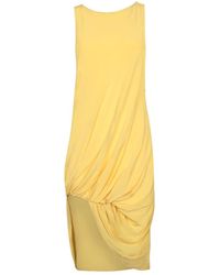 Jacquemus - Kleedjes ,Geel ,Satijn Gele Satijnen Asymmetrische Gedrapeerde Jurk - Lyst