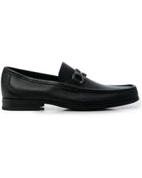 Ferragamo - Zwarte Korrelige Leren Loafers Met Gancini - Lyst