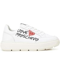 Love Moschino - Sneakers in pelle con logo graffiti - Lyst