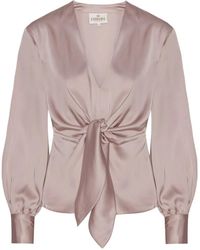 Karmamia - Feminine Bluse Mit Bindeschleife Vorne - Lyst